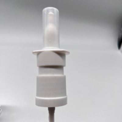 Un buen precio. Bomba de pulverización nasal con impresión de logotipo personalizado 18/410 18/415 con collar plateado brillante / dorado en línea